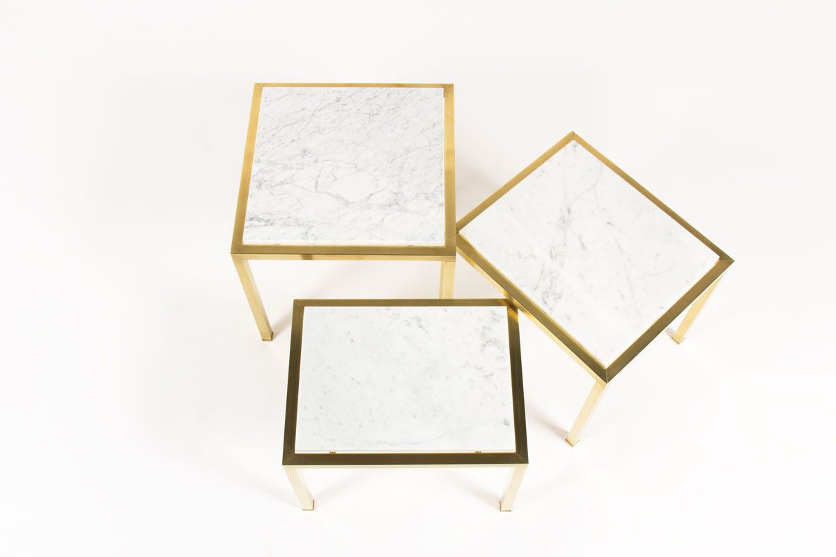 Tables basses gigognes laiton et plateau en marbre de Carrare 1950 set de 3
