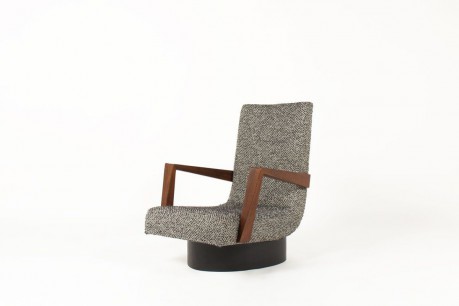 Fauteuil tissu noir et blanc accoudoirs en acajou 1950