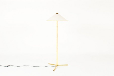 Lampadaire tripode en laiton et abat-jour beige chapeau chinois 1950
