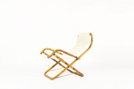 Chaise de repos en bambou metal dore et assise beige 1950