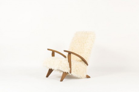 Fauteuil en hetre teinte et tissu poil blanc imitation agneau de Mongolie 1950