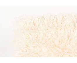 Fauteuil en hetre teinte et tissu poil blanc imitation agneau de Mongolie 1950