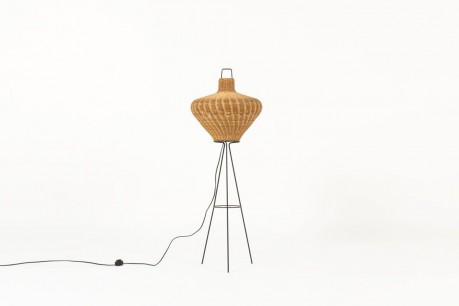Lampadaire tripode metal noir et rotin 1950