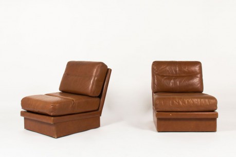 Chauffeuses Jacques Charpentier en cuir marron 1970 set de 2