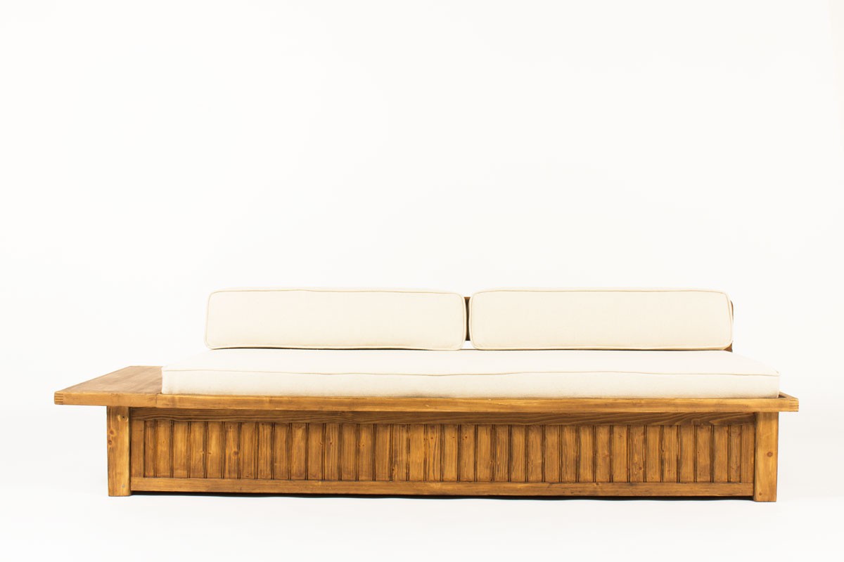 Charlotte Perriand daybed in pine and beige fabric Les Arcs 1960