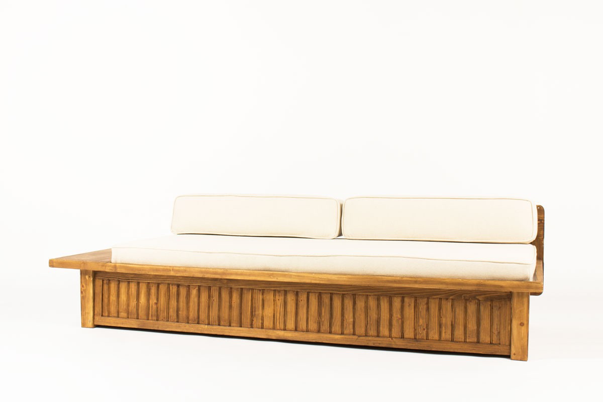 Charlotte Perriand daybed in pine and beige fabric Les Arcs 1960