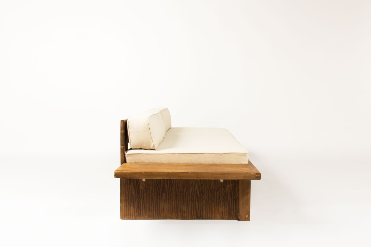 Charlotte Perriand daybed in pine and beige fabric Les Arcs 1960