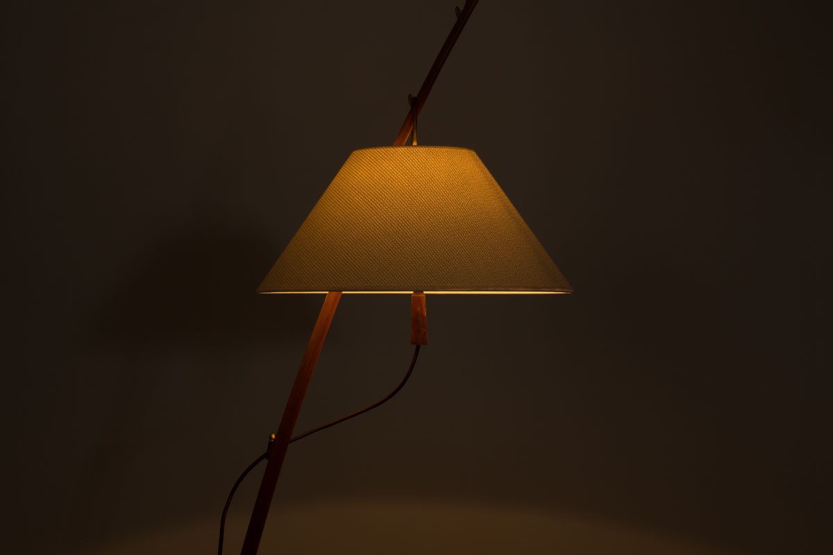 JT Kalmar floor lamp modèle Dornstab in brass and pleated silk lampshade