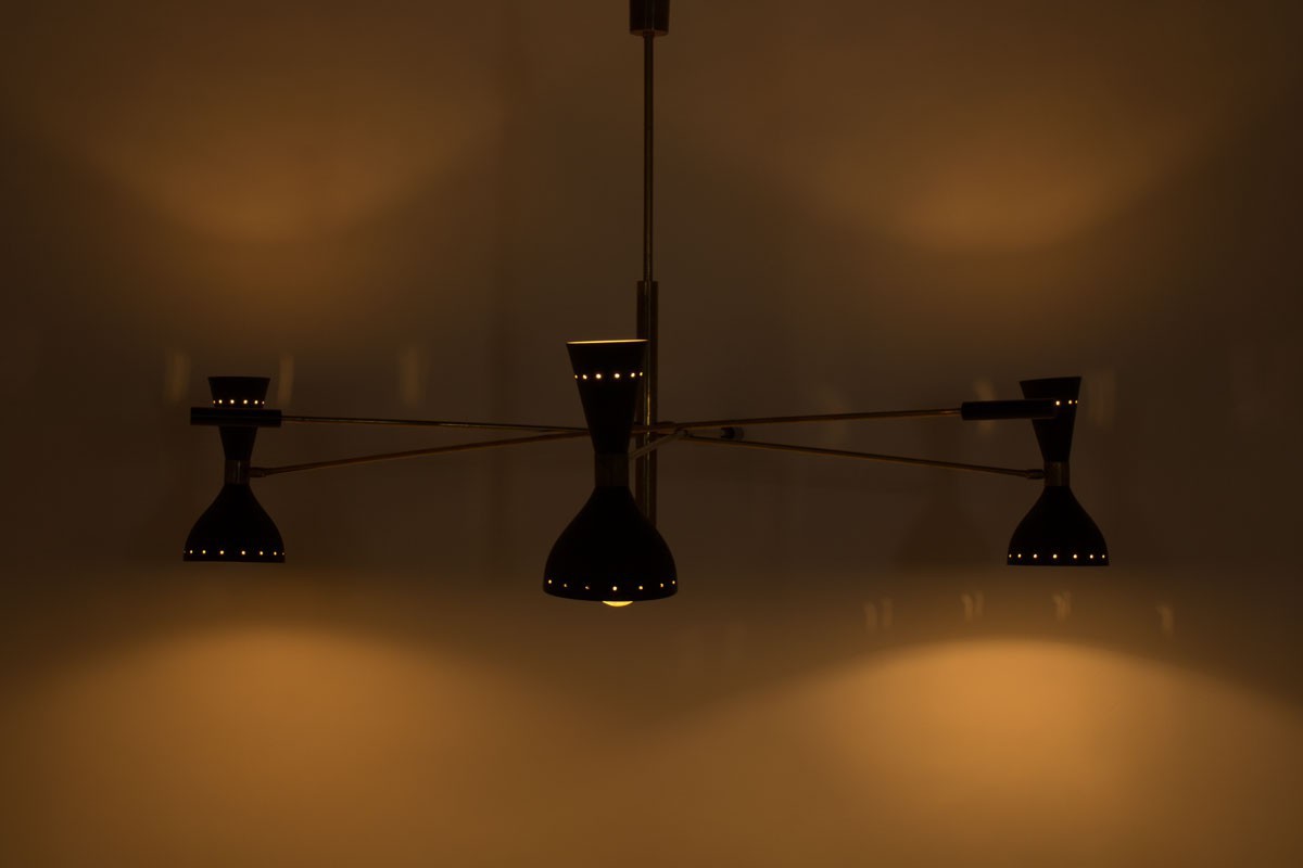 Lustre en laiton 3 feux diffuseurs noirs design contemporain Italien