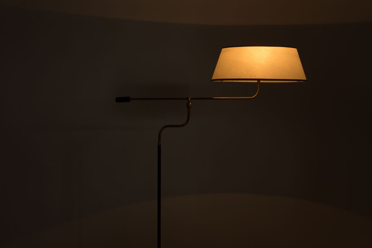 Floor lamp in black metal and brass with paper lamphade 1950