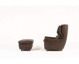 Fauteuil et repose-pieds en cuir marron et pieds bois 1970