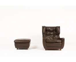 Fauteuil et repose-pieds en cuir marron et pieds bois 1970