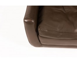 Fauteuil et repose-pieds en cuir marron et pieds bois 1970