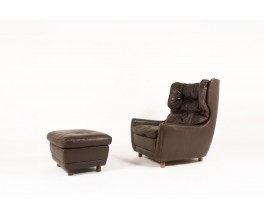 Fauteuil et repose-pieds en cuir marron et pieds bois 1970