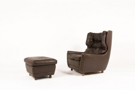 Fauteuil et repose-pieds en cuir marron et pieds bois 1970