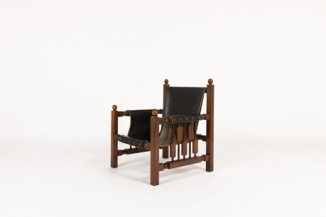Fauteuil en chêne et skaï noir design espagnol 1950