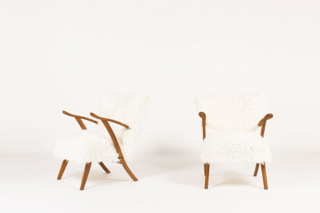 Fauteuils en chêne et tissu poil blanc 1950 set de 2