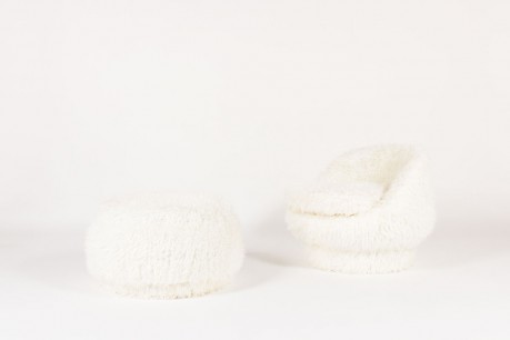Fauteuil et repose-pieds en poil blanc 1950