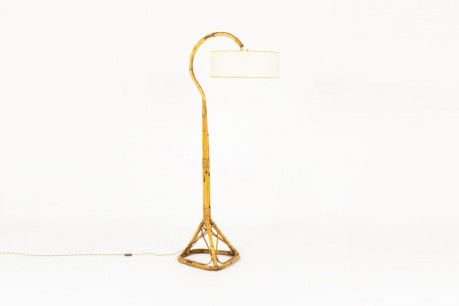Lampadaire en rotin et abat-jour circulaire beige 1950