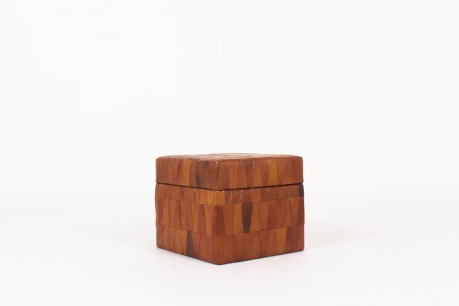 Pouf coffre modèle Patchwork en cuir marron patiné édition De Sède 1960