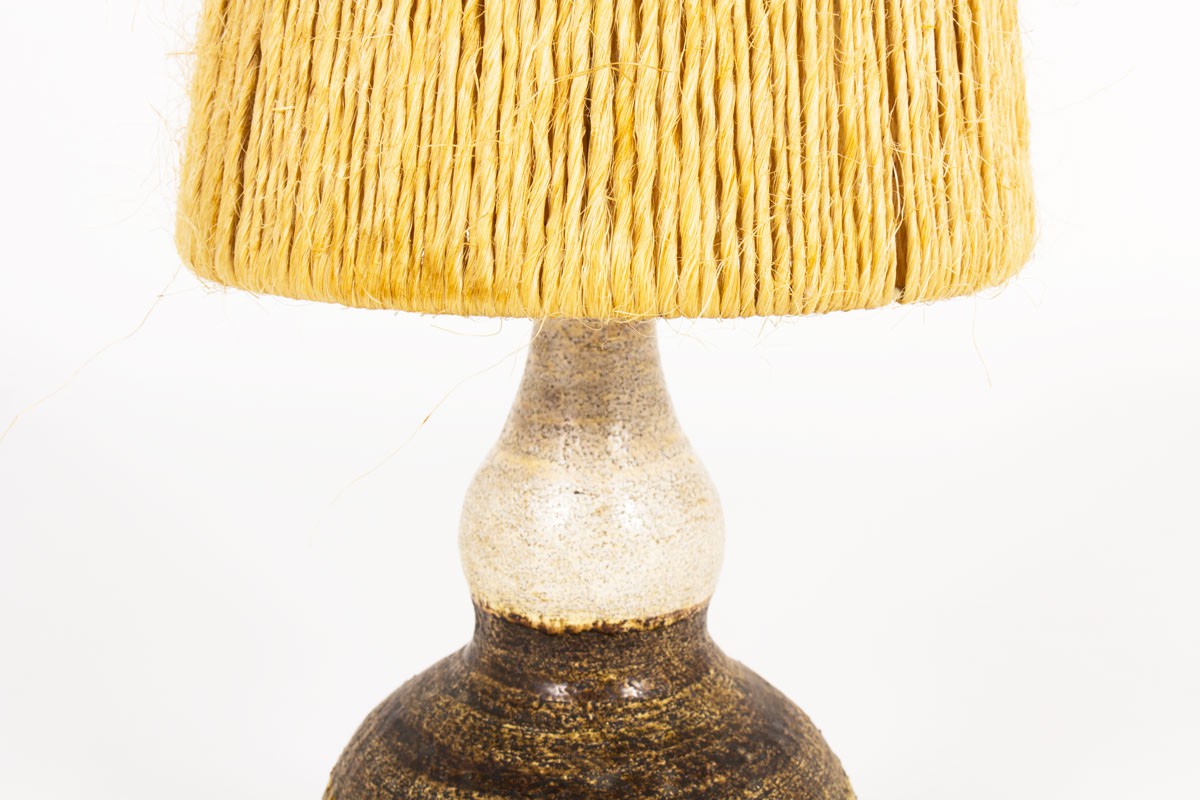 Lampe Georges Pelletier en céramique marron et abat-jour corde 1960