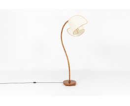 Lampadaire en bois et abat-jour beige courbé 1950