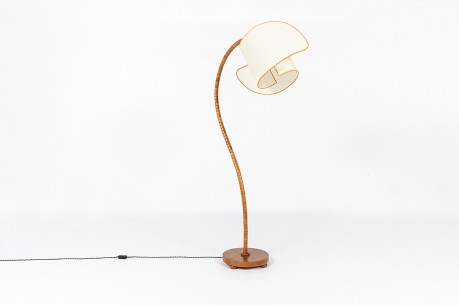 Floor lamp in wood with curved beige lampshade 1950