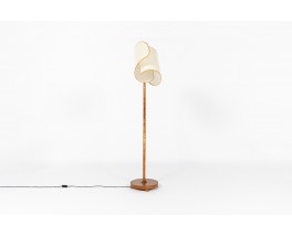 Lampadaire en bois et abat-jour beige courbé 1950