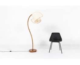 Lampadaire en bois et abat-jour beige courbé 1950