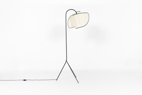 Lampadaire tripode métal noir et abat-jour beige courbé 1950