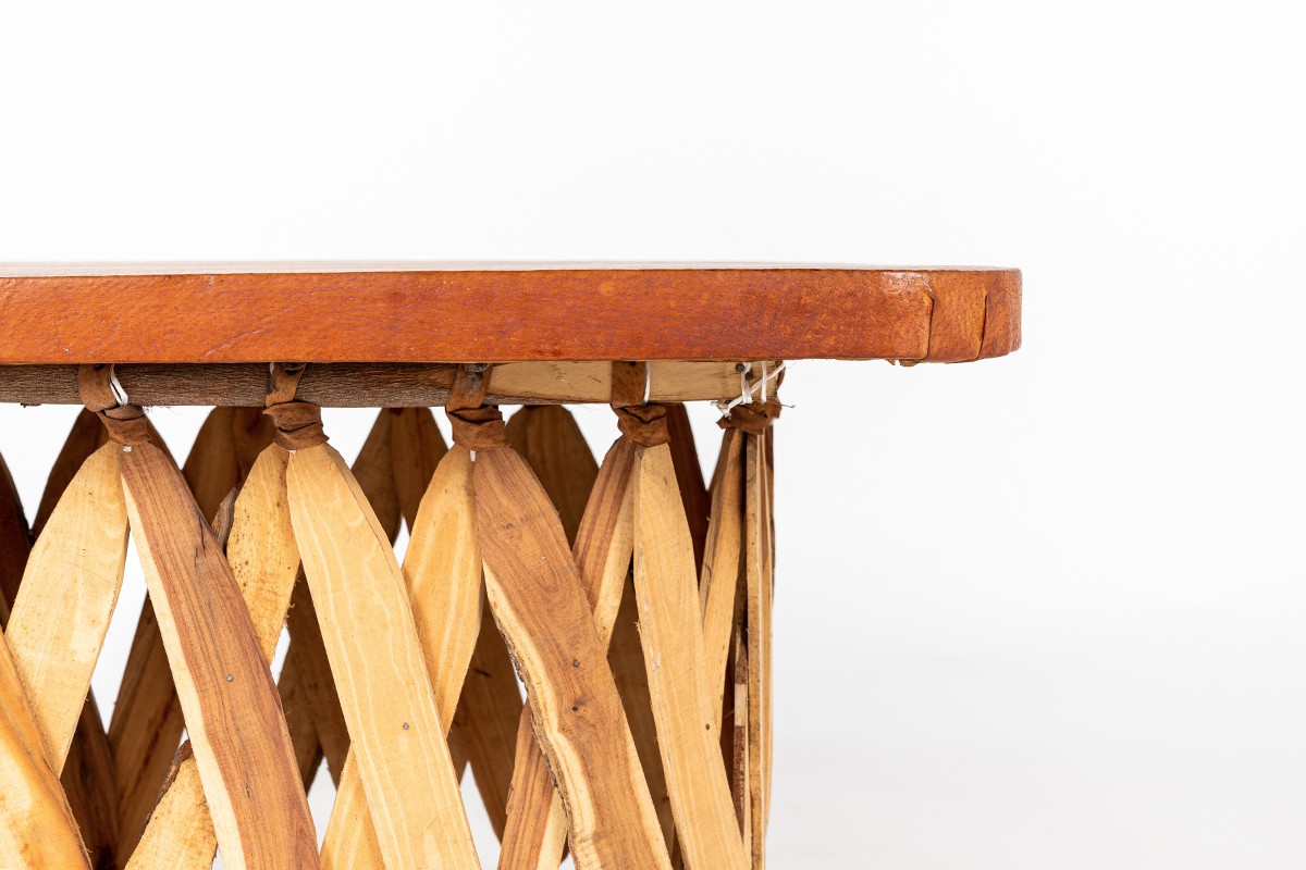Table basse rectangulaire bois et cuir tendu design mexicain 1950