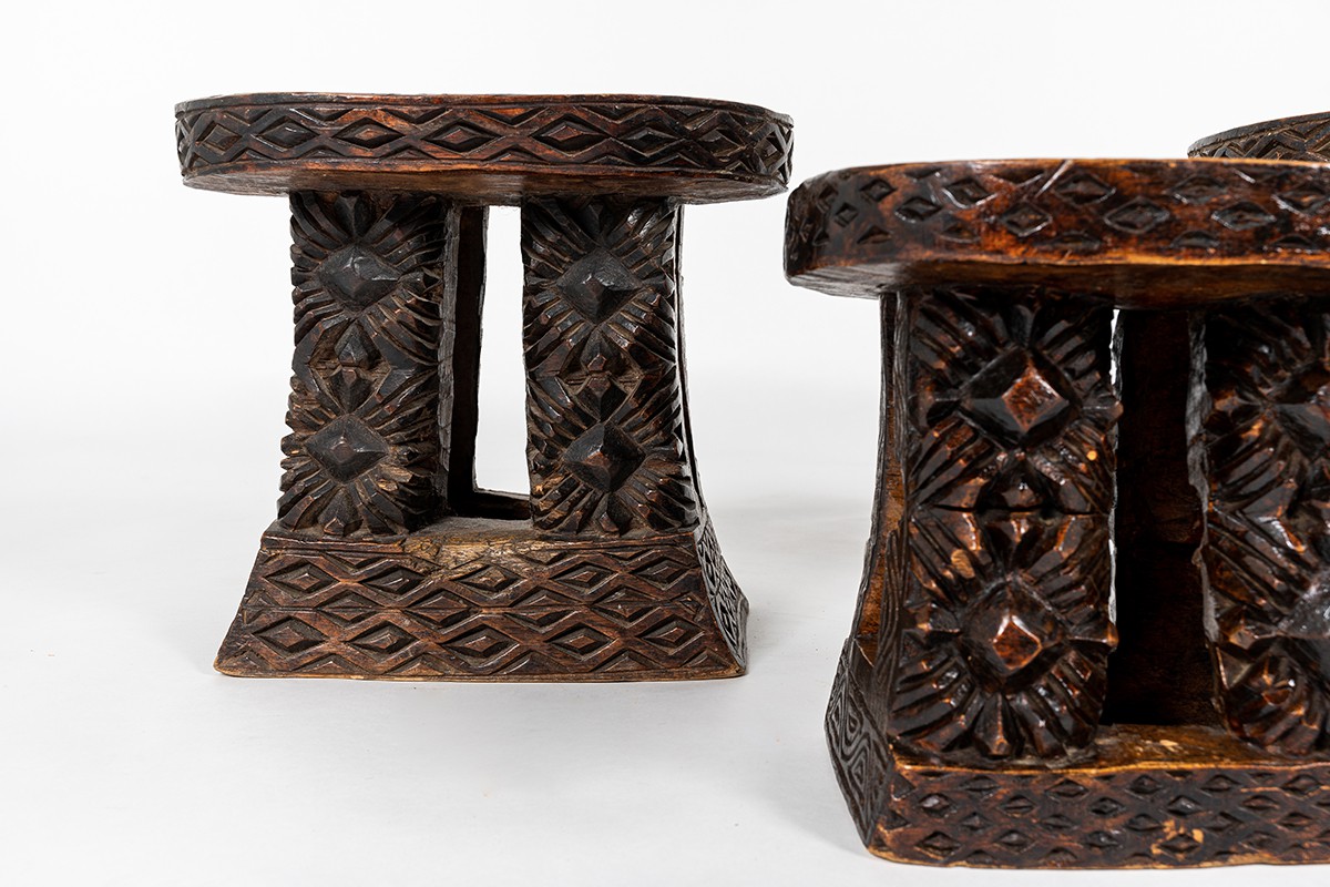Tabourets monoxyles bois noir sculpté design africain 1950 set de 5