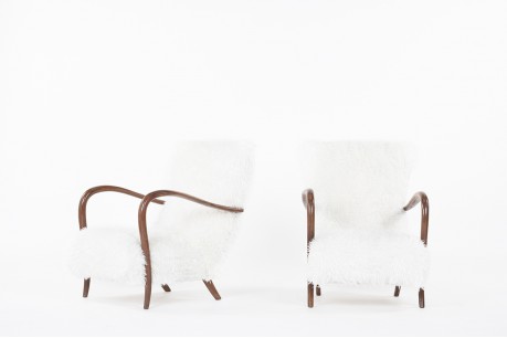 Fauteuils en acajou et tissu poil blanc imitation agneau de Mongolie 1950 set de 2