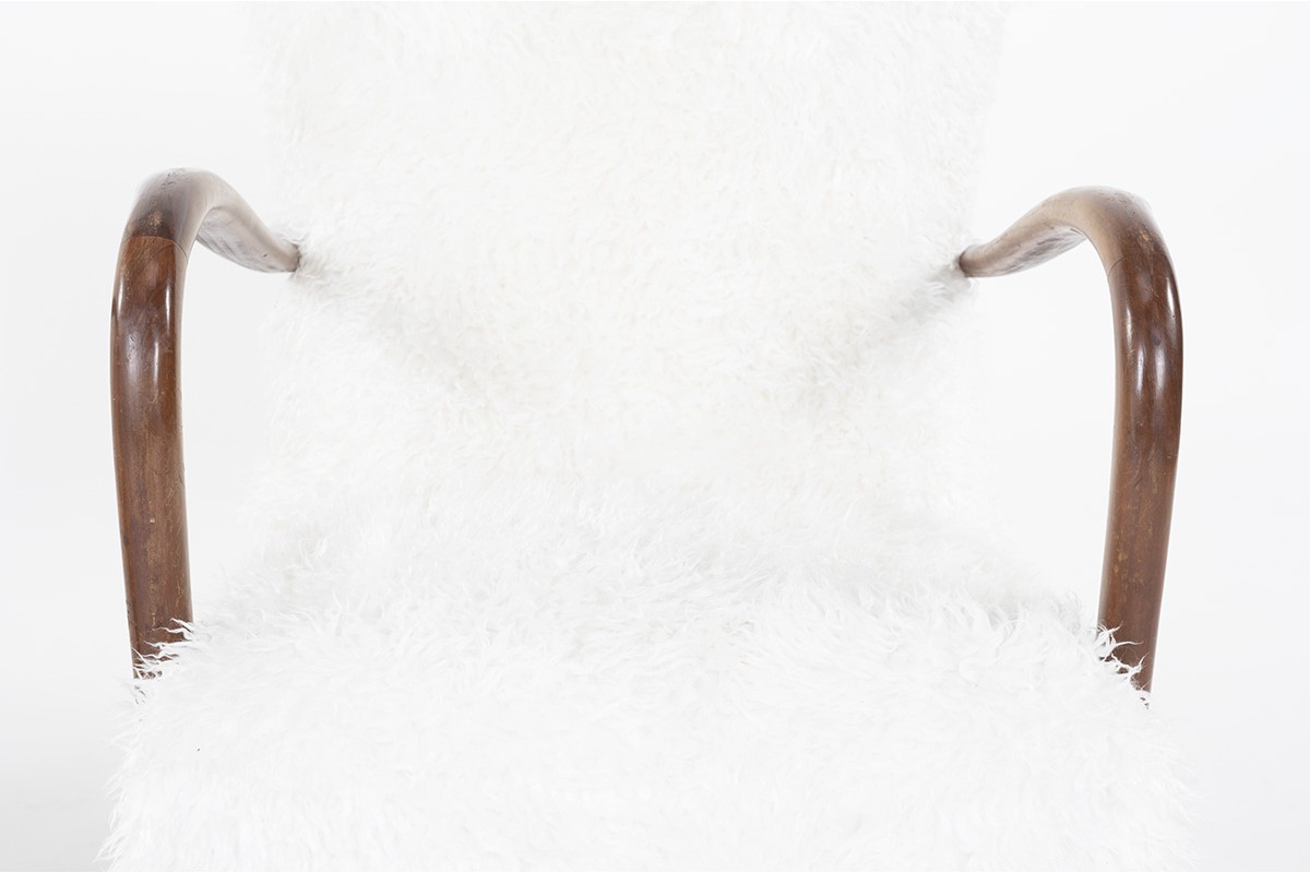 Fauteuils en acajou et tissu poil blanc imitation agneau de Mongolie 1950 set de 2