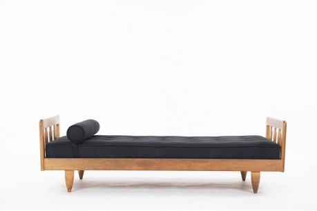Daybed Guillerme et Chambron en chêne et lin noir édition Votre Maison 1950