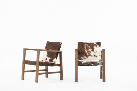 Fauteuils en chêne et peau de vache design reconstruction 1950 set de 2