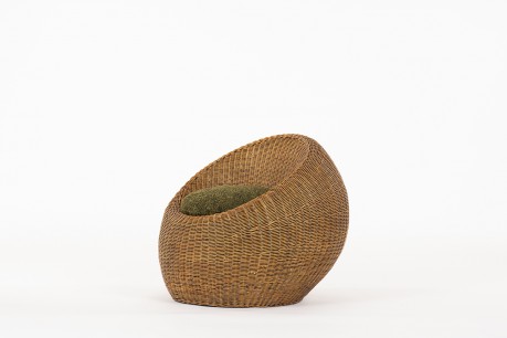 Fauteuil modèle boule en rotin et coussin laine verte 1960
