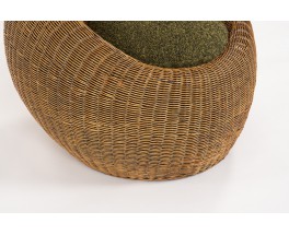 Fauteuil modèle boule en rotin et coussin laine verte 1960