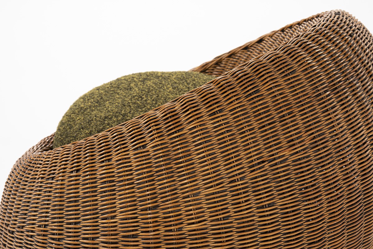 Fauteuil modèle boule en rotin et coussin laine verte 1960
