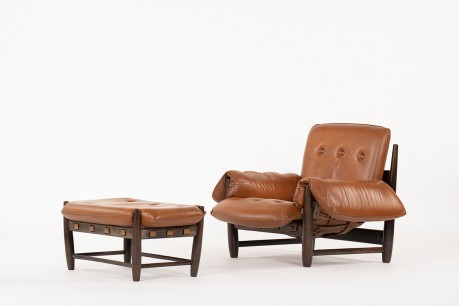 Fauteuil et repose-pieds Sergio Rodrigues modèle Mole en jacaranda et cuir marron 1957