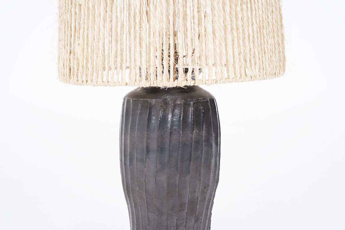 Lampe en céramique noire irisé abat-jour corde 1950