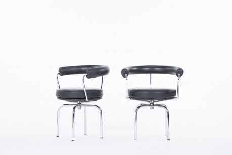 Fauteuils Charlotte Perriand modèle LC7 chrome et cuir noir édition Cassina 1970