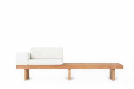 Banquette à lattes en sapin et coussins beige 1950