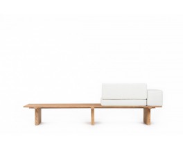 Banquette à lattes en sapin et coussins beige 1950