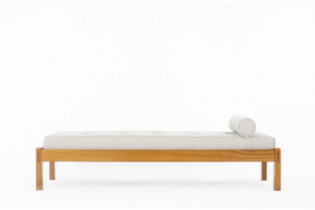 Daybed en orme et tissu lin beige Maison Thevenon édition Regain 1980