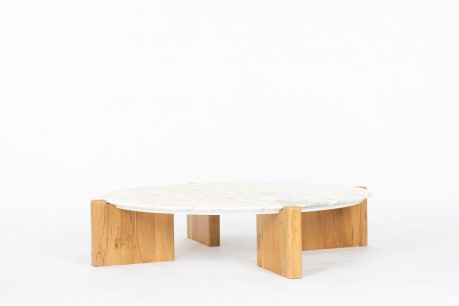 Table basse ronde – marbre Calacatta 1970 et piètement en chêne sur-mesure
