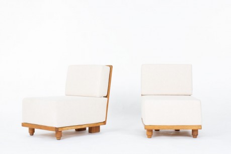 Paire de chauffeuses Guillerme et Chambron – Chêne et tissu beige, édition Votre Maison 1950