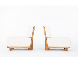 Paire de chauffeuses Guillerme et Chambron – Chêne et tissu beige, édition Votre Maison 1950