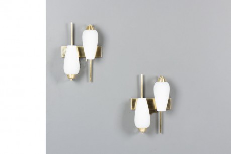 Paire d’Appliques Murales en Laiton et Verre Opaline – Design Mid-Century